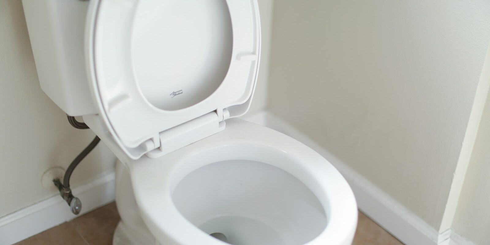 white ceramic toilet bowl with cover